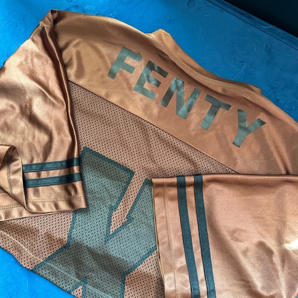 RIHANNA SAVAGE X FENTY SUPER BOWL JERSEY SIZE MEDIUM CROP - Picture 2 of 2